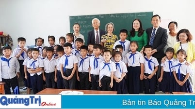 Quang Tri envoie 4 enseignants au Laos pour enseigner le vietnamien