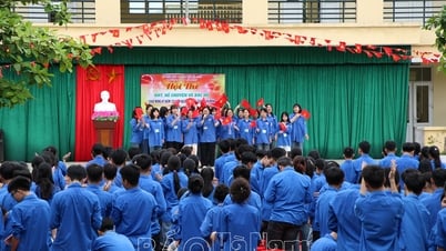 โรงเรียนมัธยมเลโฮนร้องเพลงและเล่าเรื่องราวเกี่ยวกับลุงโฮ