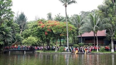 135 năm Ngày sinh Chủ tịch Hồ Chí Minh: Đồng bào khắp mọi miền Tổ quốc vào Lăng viếng Bác