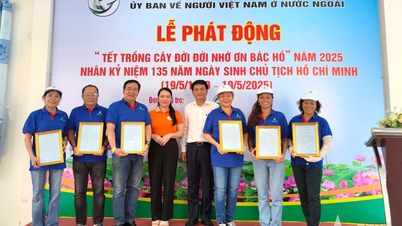 ผู้แทนชาวเวียดนามโพ้นทะเลจัดพิธีเปิดตัว "เทศกาลปลูกต้นไม้เพื่อรำลึกถึงลุงโฮตลอดไป"