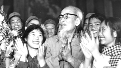 Người viết sử thi về Bác Hồ qua những tấm ảnh