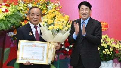 루옹 꾸엉 대통령은 레 칸 하이 동지에게 40주년 당원 배지를 수여하는 행사에 참석했습니다.