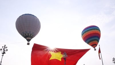 Hoành tráng, xúc động Lễ chào cờ và bay đại kỳ Tổ quốc kỷ niệm 135 năm Ngày sinh Chủ tịch Hồ Chí Minh tại Nghệ An