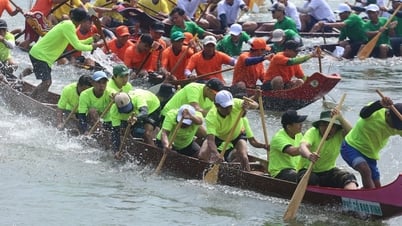 Sôi động giải đua ghe truyền thống tại ngôi làng Bác Hồ từng sống thời niên thiếu