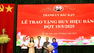 TP. Bắc Kạn trao tặng, truy tặng Huy hiệu Đảng cho 82 đảng viên