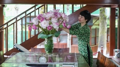 Майское утро с молчаливыми смотрителями Места памяти президента Хо Ши Мина в Президентском дворце