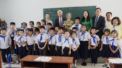 Quang Tri는 베트남어를 가르치기 위해 라오스에 교사를 파견합니다.