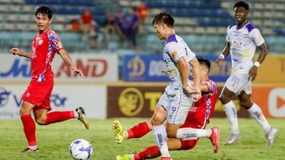 Tuấn Hải, Xuân Mạnh dính chấn thương, HLV Kim lo lắng
