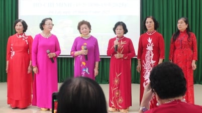รำลึกลุงโฮในเดือนพฤษภาคม - รายการบทกวีและดนตรีเพื่อเฉลิมฉลองวันเกิดของประธานาธิบดีโฮจิมินห์