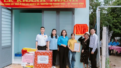 Bàn giao hai căn nhà mới cho hộ nghèo tại phường An Thạnh
