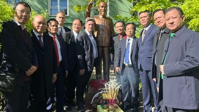 Estatua del presidente Ho Chi Minh instalada en el campus de la Universidad Estatal de San Petersburgo (Rusia)