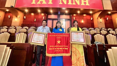 Nguyen Van An 중학교: 정부로부터 "2023-2024학년도 에뮬레이션 운동 우수 단위" 깃발을 받게 되어 영광입니다.