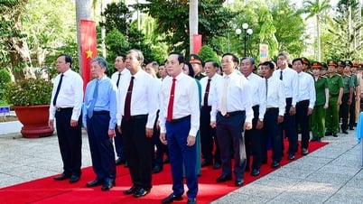 Provincial leaders visit President Ho Chi Minh Temple