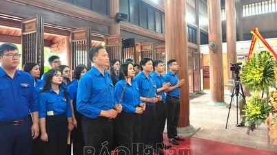 La Unión Provincial de Jóvenes de Ha Nam ofrece incienso para conmemorar al presidente Ho Chi Minh en el Área Conmemorativa de Cat Tuong