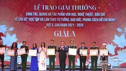 Entrega de premios por la composición y promoción del "Estudio y seguimiento de la ideología, la moral y el estilo de Ho Chi Minh".