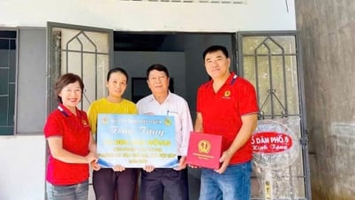 Entrega de casas a familias en situación de pobreza extrema en Duc Trong