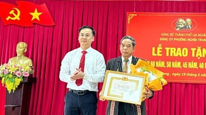 149 membres du Parti de Dak Nong ont reçu et reçu à titre posthume des insignes du Parti.