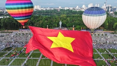 រូបភាពស្អាតៗក្នុងពិធីលើកទង់ជាតិ ដើម្បីអបអរសាទរខួបលើកទី 135 របស់ប្រធានហូជីមិញនៅទីក្រុង Nghe An