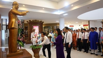Lãnh đạo thành phố dâng hoa kỷ niệm 135 năm Ngày sinh Chủ tịch Hồ Chí Minh