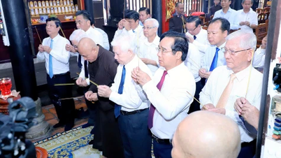 Thắp hương tưởng niệm Cụ Phó bảng Nguyễn Sinh Sắc và Chủ tịch Hồ Chí Minh