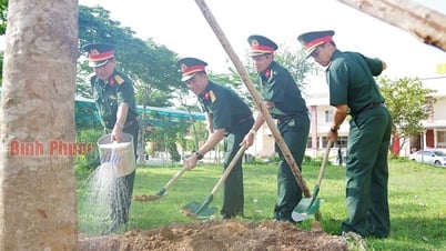 Launching "Tet tree planting to forever remember Uncle Ho" and giving away great solidarity houses