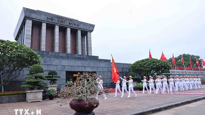 호치민 주석 135주년 기념 바딘 광장 특별 국기 게양식