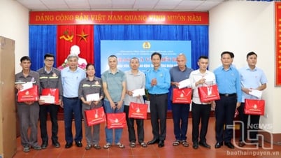 Thăm hỏi, tặng quà công nhân có hoàn cảnh khó khăn