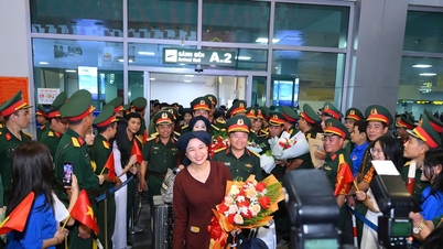 យោធភូមិភាគទី៤ និងខេត្ត Nghe An ស្វាគមន៍នាយទាហាន និងពលទាហានដែលបានបញ្ចប់ការដង្ហែរក្បួន និងបំពេញបេសកកម្មវិលត្រលប់មកមាតុប្រទេសវិញ។