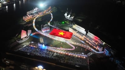 Drapeau rouge de 700 m² avec étoile jaune célébrant la réunification nationale déployé à Hoi An