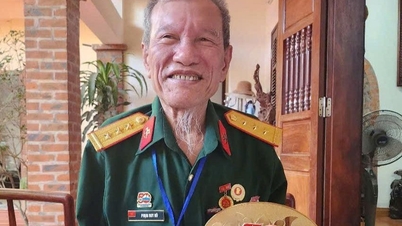 Der Veteran Pham Duy Do erinnert sich emotional an den Moment, als er die Befreiungsflagge am Unabhängigkeitspalast hisste.
