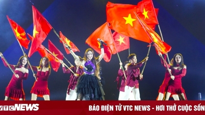 Chi Pu marque des points avec son numéro délicat de chant avec le drapeau national.