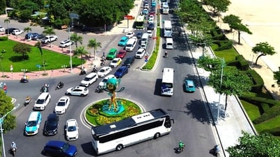 ផ្លូវជាច្រើននៅ Nha Trang មានការកកស្ទះចរាចរណ៍ អ្នកទេសចរសម្រុកទៅកាន់កំពង់ផែទេសចរណ៍។
