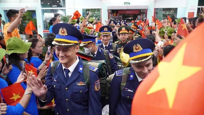Despidiéndonos entre lágrimas de los grupos del desfile, marchando en la ceremonia del 30/4, subiendo al tren que sale de la estación de Bien Hoa