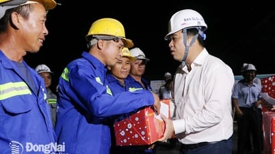 Le vice-président du Comité populaire provincial de Dong Nai, Ho Van Ha, a rendu visite aux ouvriers du bâtiment du projet Ring Road 3 et leur a offert des cadeaux pour les encourager pendant les vacances - Hô-Chi-Minh-Ville
