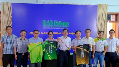 រូបភាពនៃអាវ និងមេដាយ Dak Nong Marathon 2025