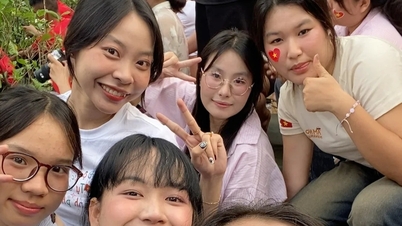 가슴 따뜻한 소식: 학생들이 "해임된" 참전용사들을 초대해 퍼레이드를 관람하게 한다