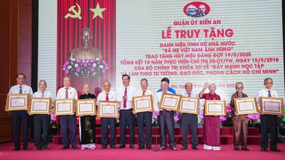 Dem Bezirksparteikomitee von Kien An wurde posthum der Titel „Heroische vietnamesische Mutter“ verliehen, das Parteiabzeichen verliehen und die zehnjährige Umsetzung der Richtlinie 05-CT/TW zusammengefasst.