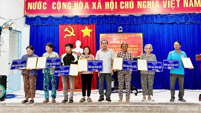 Bàn giao nhà thuộc chương trình xóa nhà tạm, nhà dột nát tại xã Vĩnh Gia