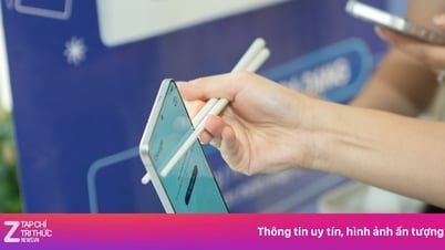 Пользователи отмечают тонкость и легкость Galaxy S25 Edge, когда берут его палочками для еды