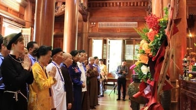 Le Front de la Patrie de la ville de Hanoi offre de l'encens pour commémorer le président Ho Chi Minh