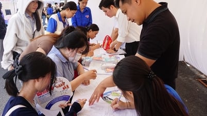 28 Unternehmen nehmen an der Jobmesse und Arbeitgeberkontaktmesse 2025 an der Dong Thap University teil
