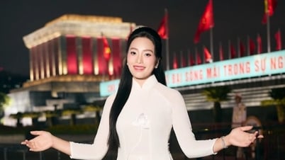 Huyen Trang conmovió a la gente en la noche musical que celebraba el cumpleaños del tío Ho.