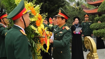 នាយឧត្តមសេនីយ៍ Phan Van Giang អុជធូបគោរពវិញ្ញាណក្ខន្ធលោកប្រធានហូជីមិញ នៅ ATK Dinh Hoa