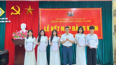 Cinq excellents élèves du lycée Luong Van Tri admis au Parti - Lang Son Newspaper and Radio and Television Station