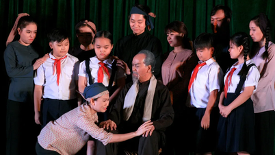 ภาพลักษณ์ลุงโฮทั้งบนเวทีและในภาพยนตร์ช่างเปล่งประกาย