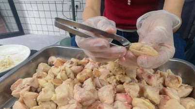 Ein verlassenes Hühnchenrestaurant wird dank einer seltsamen Mitternachtssendung plötzlich populär