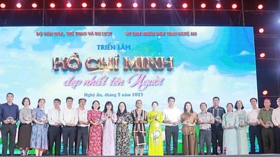 Der Stand der Provinz Yen Bai, der an der Ausstellung „Ho Chi Minh, der schönste Name“ in Nghe An teilnimmt, zieht viele Touristen an.
