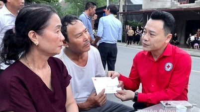 省赤十字社がイエンラップ村で家が焼失した家族を訪問し、励ましている
