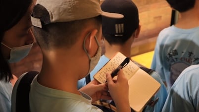 Students of class 6A2, Nguyen Cong Tru Secondary School experience and learn at the Vietnam Literature Museum