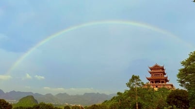 Cầu vồng xuất hiện tại chùa Tam Chúc, du khách chiêm bái xá lợi Phật thích thú